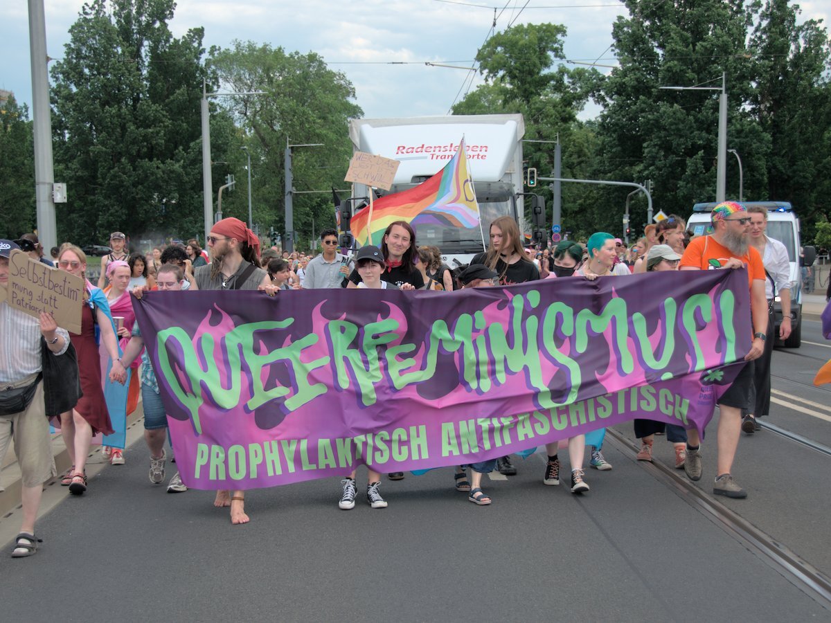 Ein Demozug mit einem Fronttransparent, dass sagt: Queerfeminismus! Prophylaktisch antifaschistisch.